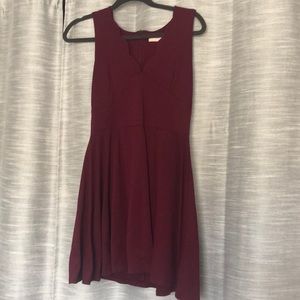 MAROON V NECK FLOWY DRESS